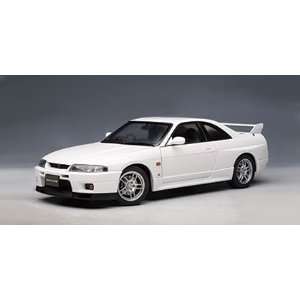 Nissan Skyline GTR R33 V Spec White (Part: 77322) Autoart 1:18 Diecast 