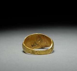 An attractive, genuine, Ancient Roman gold finger ring, set with agate 