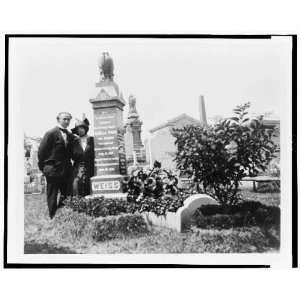  Bess and Harry Houdini at mothers grave 1910s: Home 