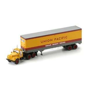   Union Pacific HO RTR Mack B Tractor w/40 Trailer, UP Toys & Games