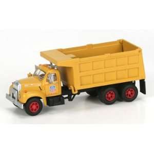  Athearn HO Scale RTR Mack B Dump Truck UP Toys & Games