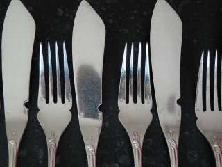 fourchettes + 7 couteaux à poisson en métal argenté de la marque 