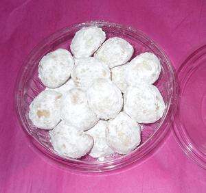 TEA BALLS/COOKIES WITH CRUSHED PECAN ROLLED IN POWDERED SUGAR,HOME 